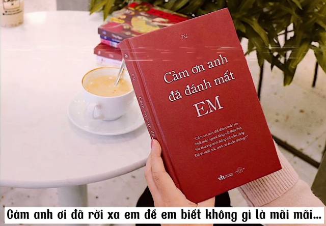 Khoảnh khắc chúng ta lướt qua đời nhau thật sự rất đau lòng. Và đau lòng hơn cả là khi đó anh đang tay trong tay cùng ai đó hạnh phúc