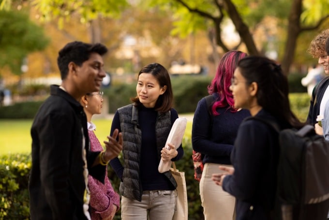 Sinh viên trong một hoạt động của Đại học Adelaide, Australia. Ảnh: University of Adelaide Fanpage