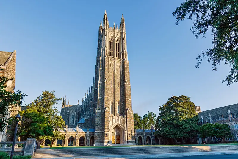 Sinh viên Đại học Duke chuyển đồ đạc đến trường. Ảnh: Duke University