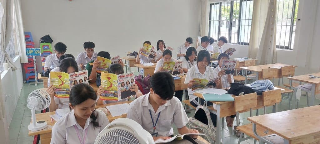 Học sinh ở hai huyện đảo được Báo Thanh Niên trao tặng Cẩm nang tuyển sinh 2023 - Hoc sinh o hai huyen dao duoc Bao Thanh Nien
