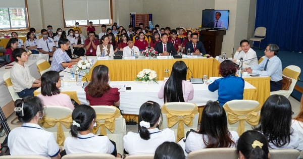 'Đừng cưỡng ép ngôn ngữ với học sinh'