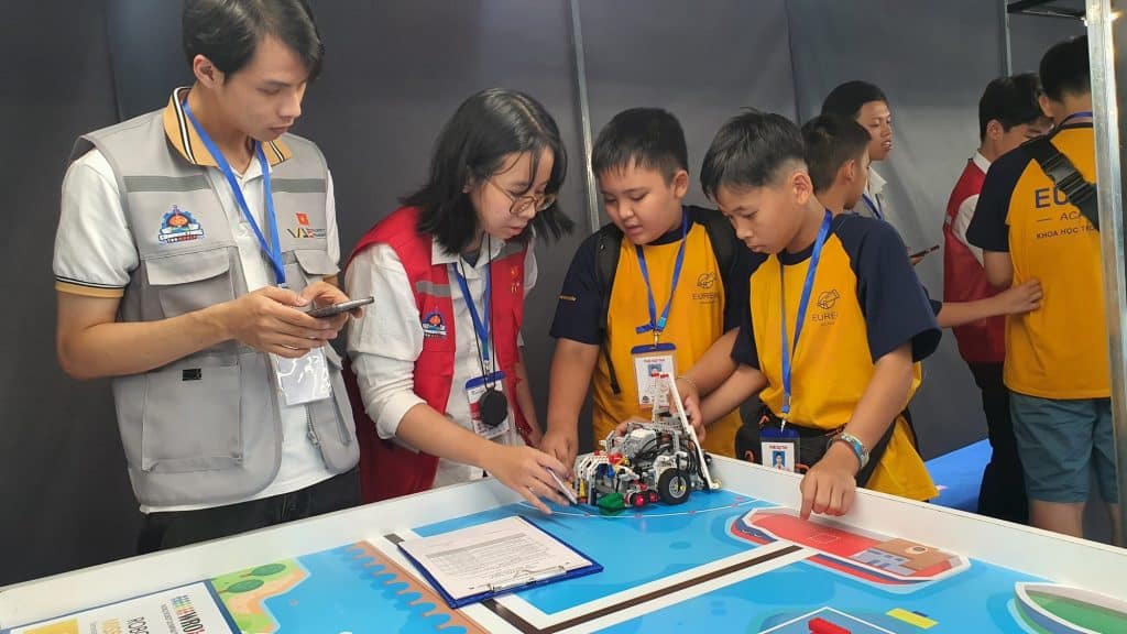 Tạo ra robot thông minh giải quyết vấn đề khẩn cấp - Tao ra robot thong minh giai quyet van de khan