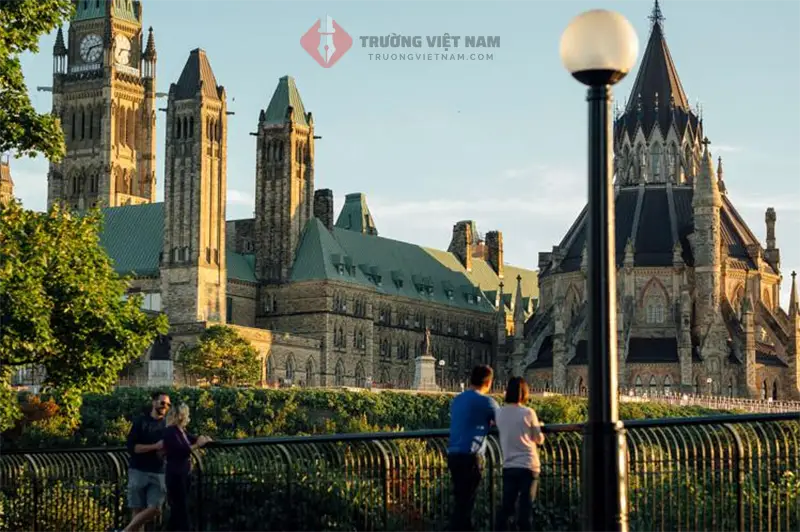 Ottawa là thủ đô và thành phố lớn của Canada, nổi tiếng với vai trò là trung tâm chính trị và văn hóa. Mặc dù Ottawa không thường xuyên nằm trong danh sách các thành phố hàng đầu cho du học ở Canada, nhưng nó vẫn có những ưu điểm và lợi ích riêng. 