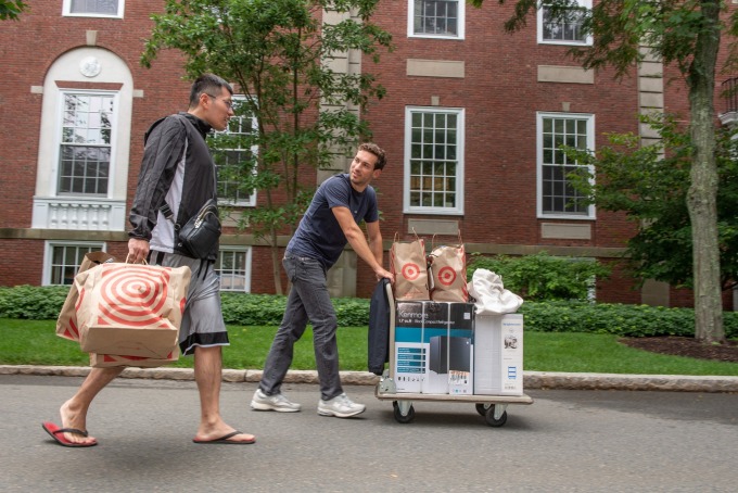 Sinh viên di chuyển trong khuôn viên Trường Kinh doanh Harvard. Ảnh: Harvard University Fanpage