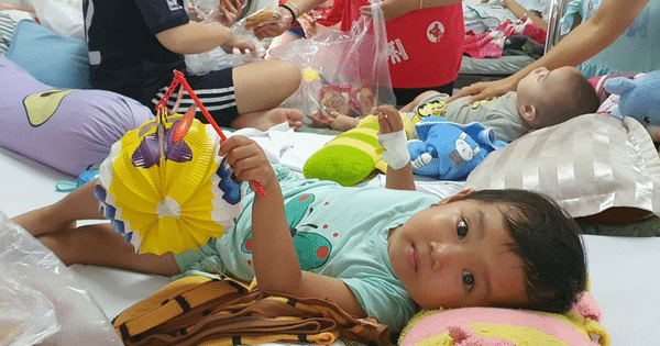 Những em bé cầm lồng đèn trên giường bệnh...