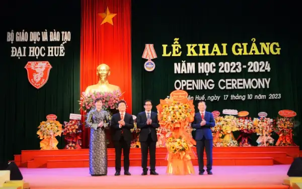 Ban giám đốc ĐH Huế nhận hoa tại buổi lễ khai giảng chào mừng năm học mới 2023 - 2024