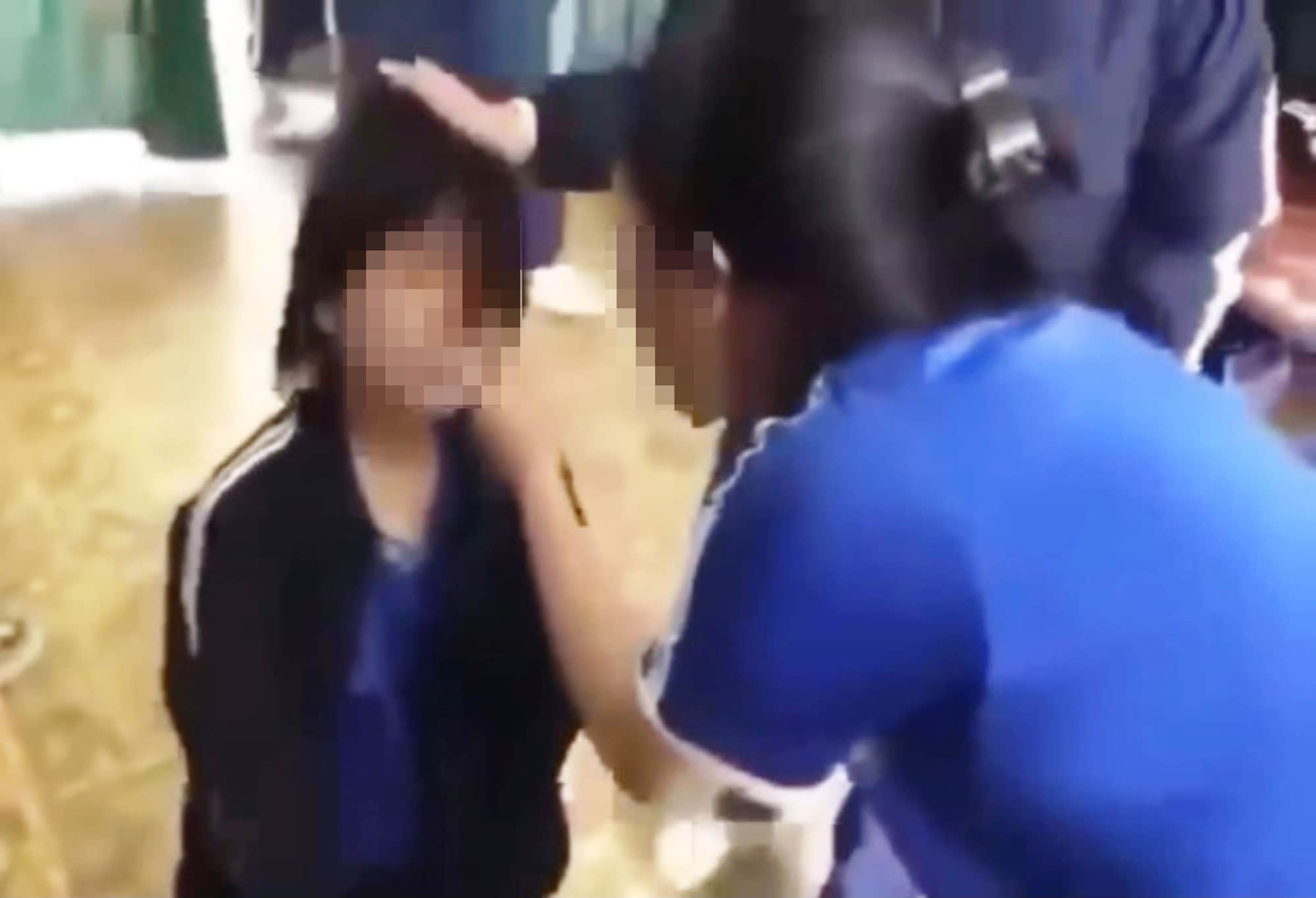 Nữ sinh bị bạn học đánh, ép quỳ giữa giờ lớp học 4 Nữ sinh bị bạn học đánh, ép quỳ giữa giờ lớp học - Su co xay ra khi nu sinh bi ban hoc