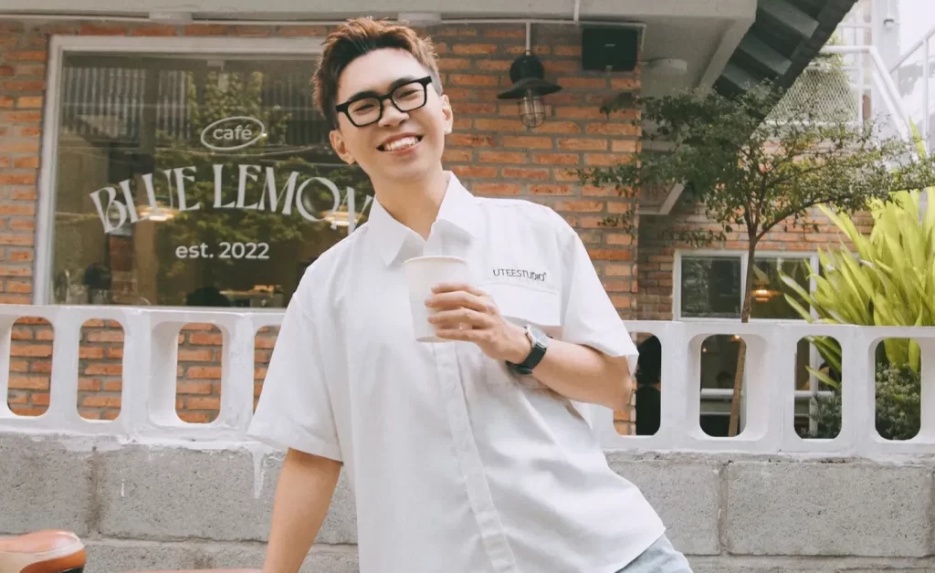 Diễn viên Minh Dự chia sẻ: "Ba sửa tivi và mẹ chà toilet để tôi được đi học…" - That may man khi ba sua tivi va me cha