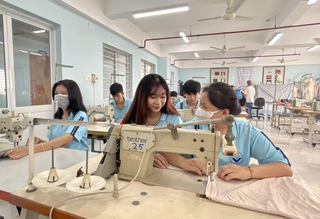 Nguy cơ thiếu nhân lực ngành dệt may do sinh viên ngành này giảm sâu - Viet lai tieu de sau Sinh vien nganh det may
