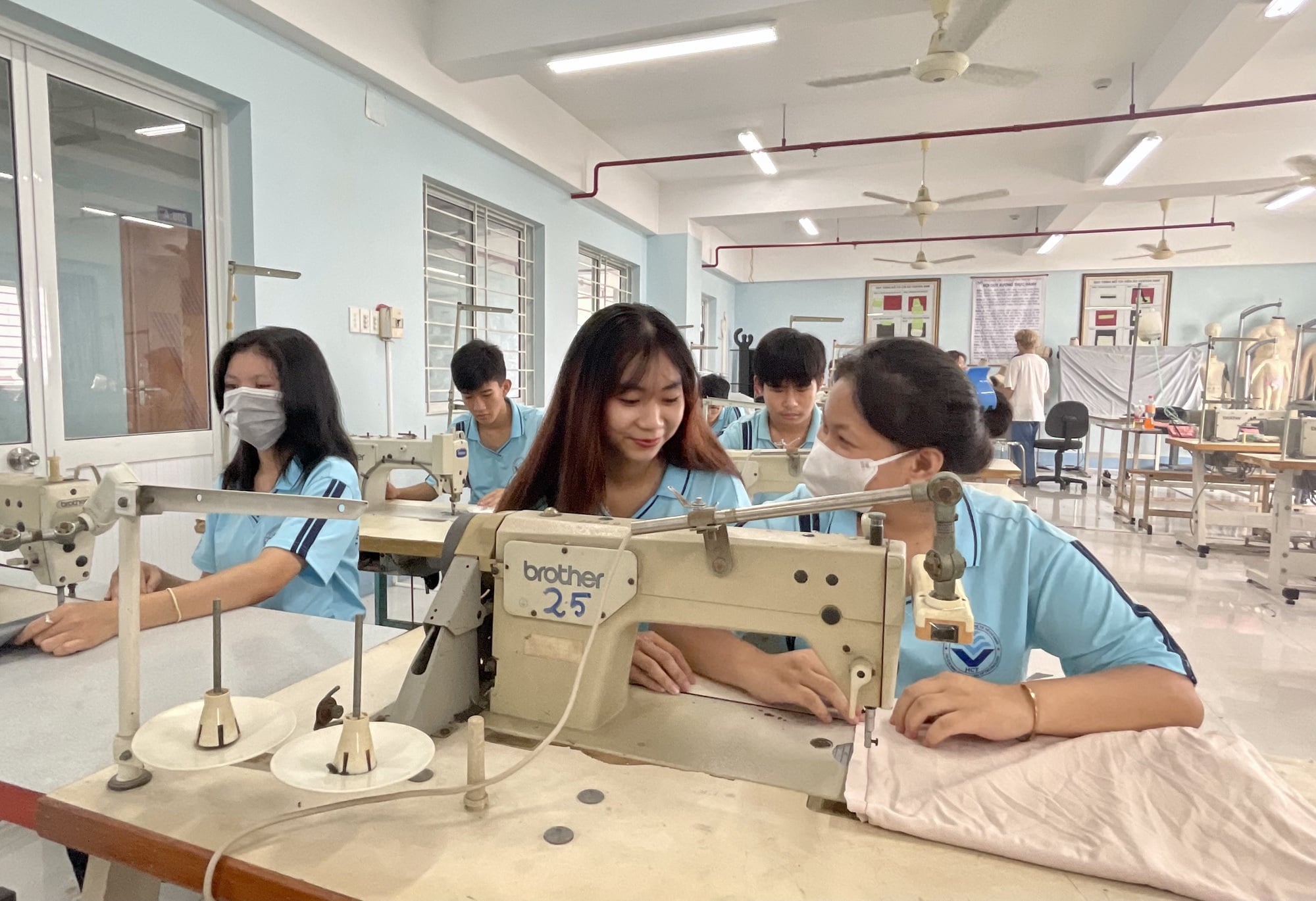 Nguy cơ thiếu nhân lực ngành dệt may do sinh viên ngành này giảm sâu - Viet lai tieu de sau Sinh vien nganh det may