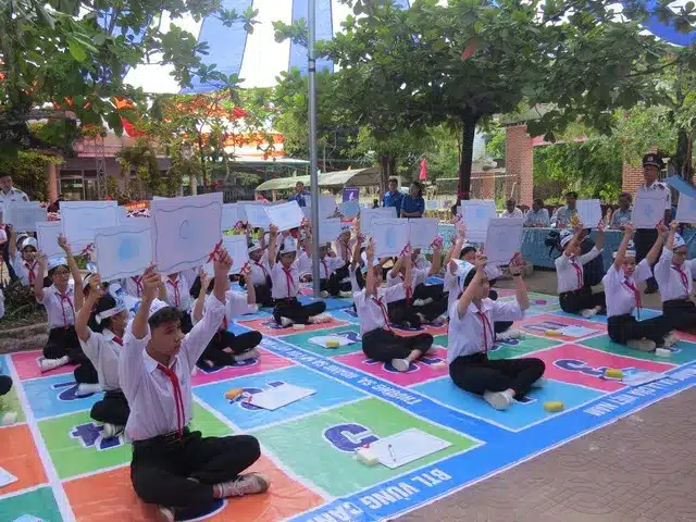 Các học sinh tham gia cuộc thi "Em Yêu Biển, Đảo Quê Hương"