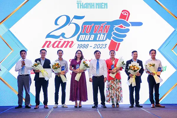 Trao biểu trưng và hoa kỷ niệm 25 năm Tư vấn mùa thi cho các đơn vị đồng hành cùng chương trình suốt 25 năm qua