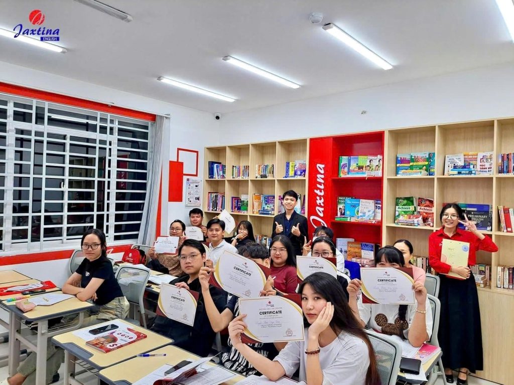 Các bạn học viên vui vẻ nhận trên tay tấm bằng khen