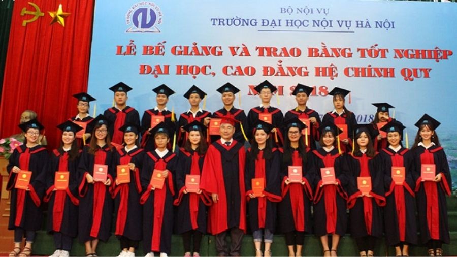 Sinh viên trong lễ trao bằng tốt nghiệp.