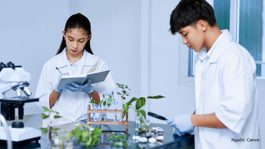 Sinh viên học tập hiệu quả nhờ có bộ tài liệu Sinh học phân tử chất lượng