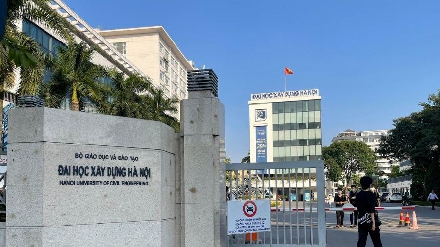Cổng chính HUCE với bảng tên trường và khuôn viên phía sau