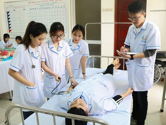 Các sinh viên tại trường chăm chỉ thực hành