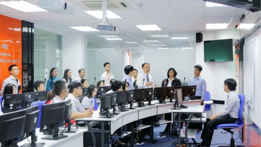 Sinh viên chất lượng cao UEL học tại phòng mô phỏng tài chính